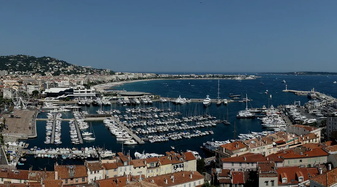 Cannes Yachting Festival, Yachten im Vieux Port